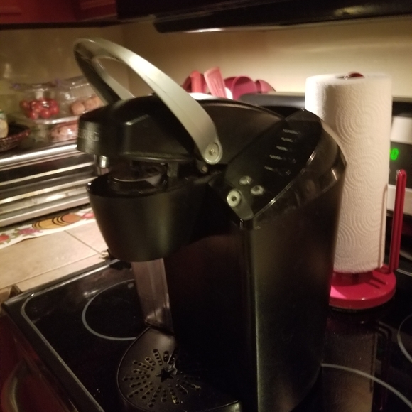 KEURIG COFFEE POD COFFEE MAKER - Picture 2 of 2